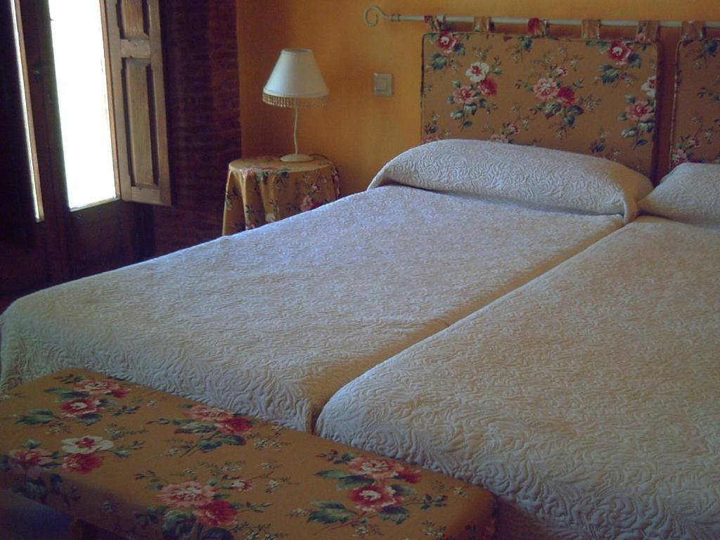 Hotel Balneario Almeida Dama Verde Альмейда-де-Саяго Номер фото